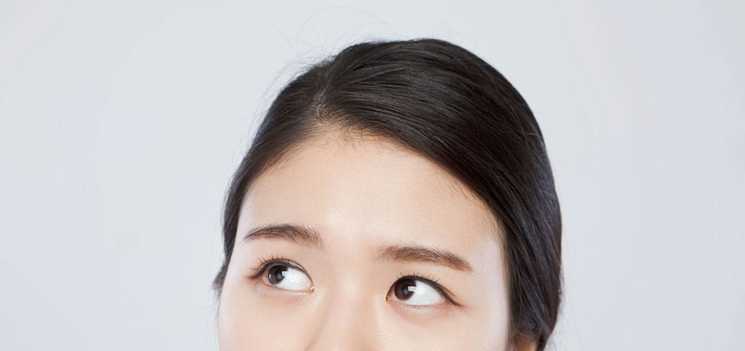 Female looking up wearing ACUVUE contact lenses, Singapore